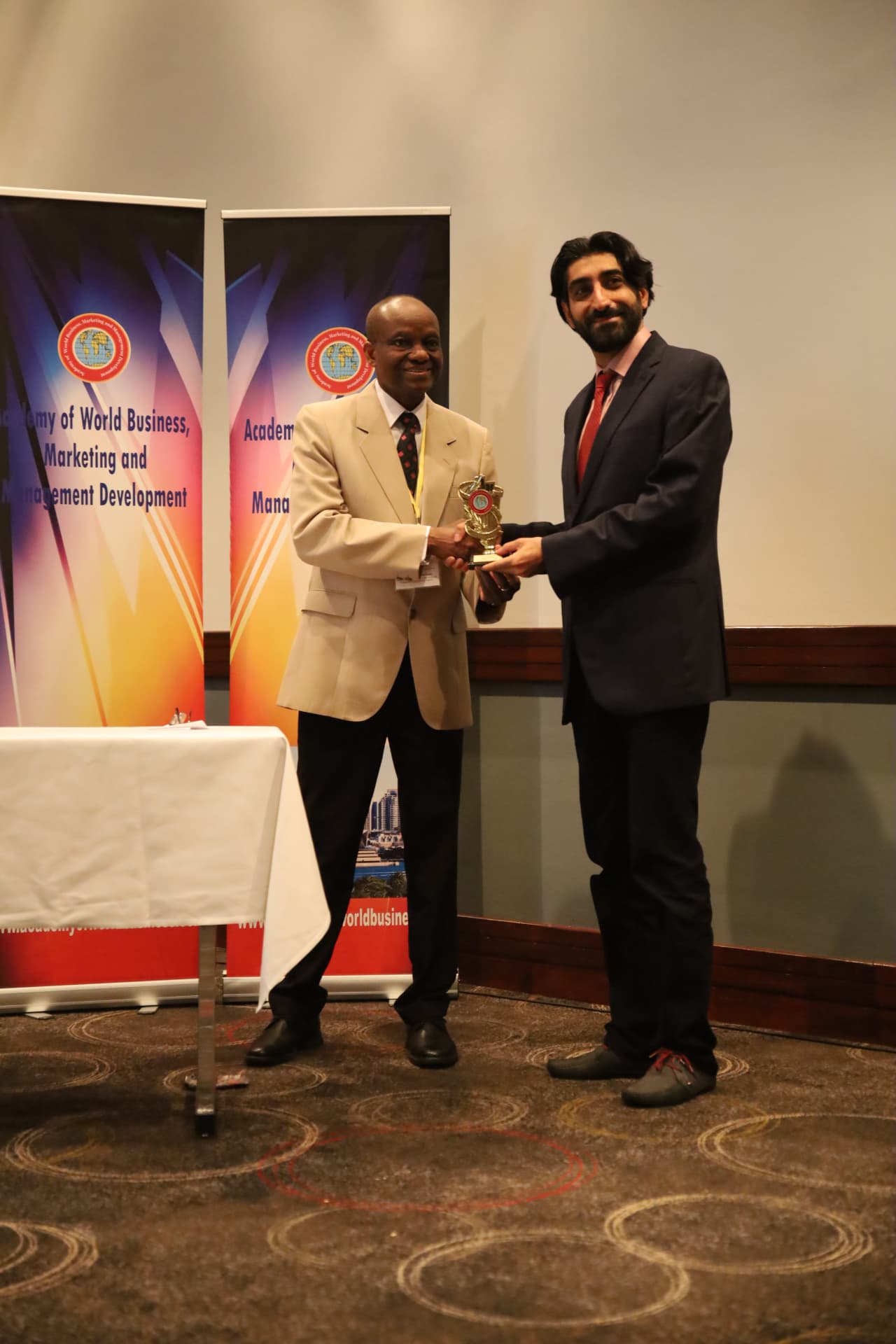 An award being presented at the AWBMAMD 2023 Perth conference